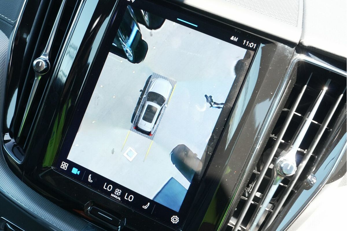 2022 Volvo XC60 B6 R-Design