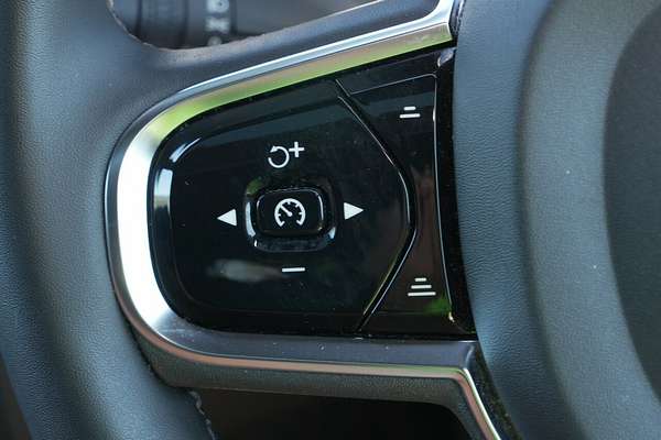 2022 Volvo XC60 B6 R-Design