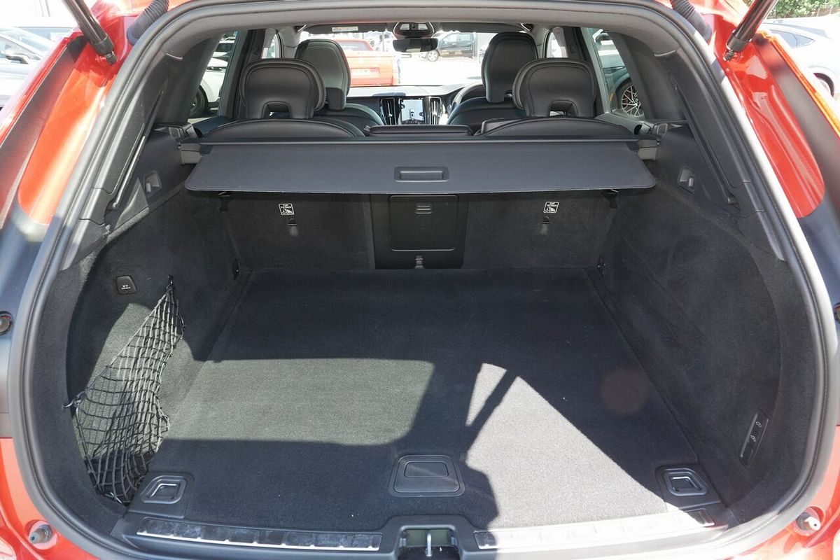 2022 Volvo XC60 B6 R-Design