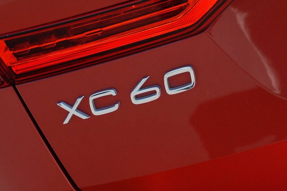 2022 Volvo XC60 B6 R-Design