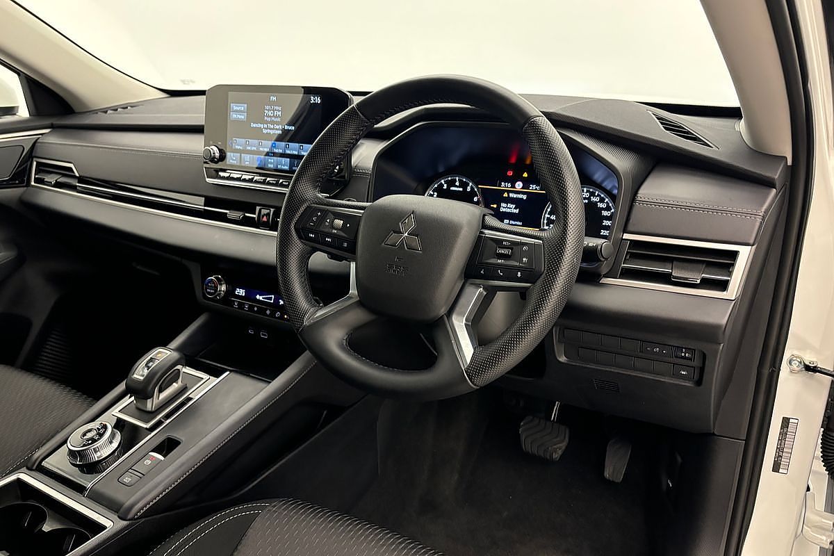 2024 Mitsubishi Outlander LS ZM