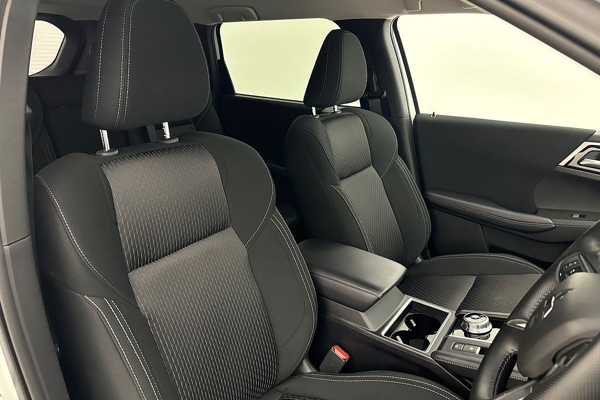 2024 Mitsubishi Outlander LS ZM