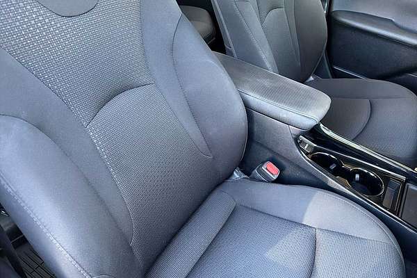 2022 Toyota Prius LE