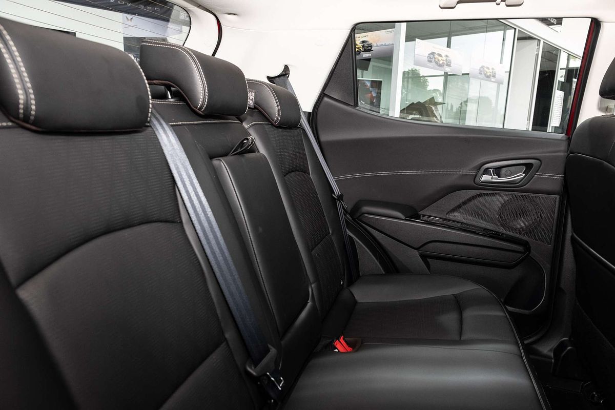 2025 Mahindra XUV3XO AX7L