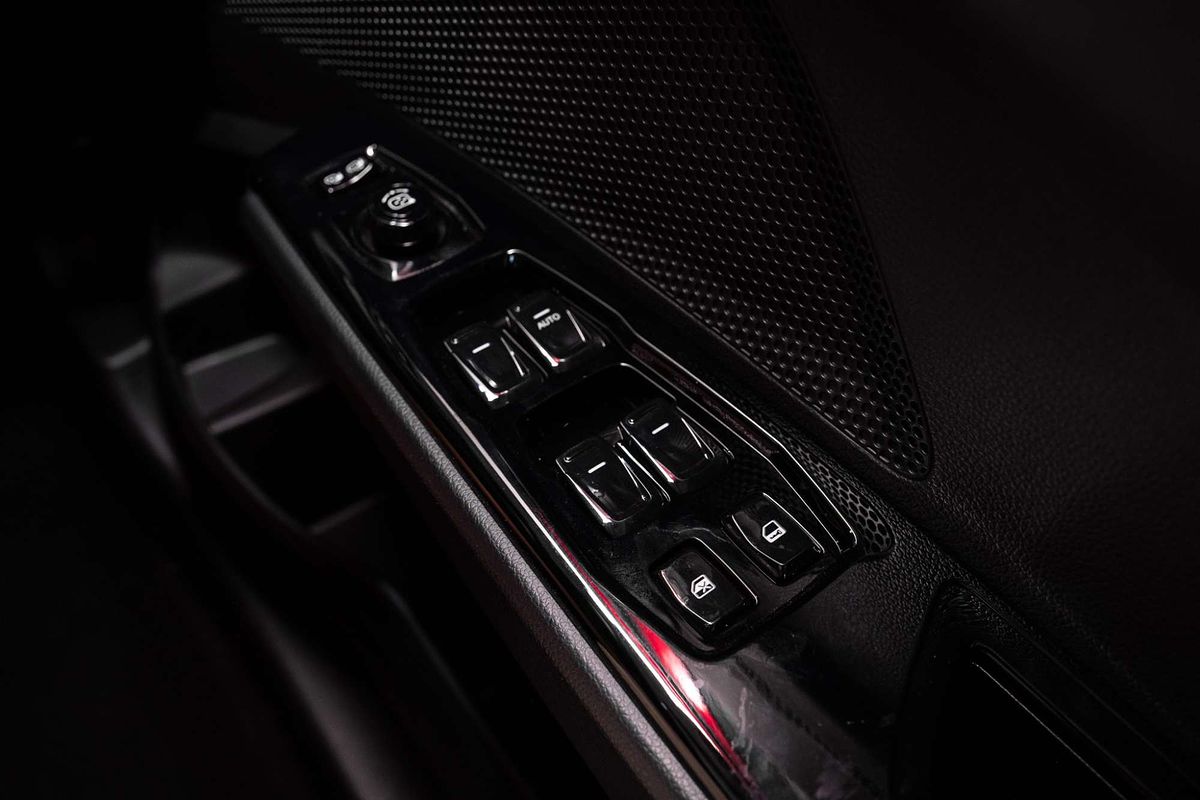 2025 Mahindra XUV3XO AX7L