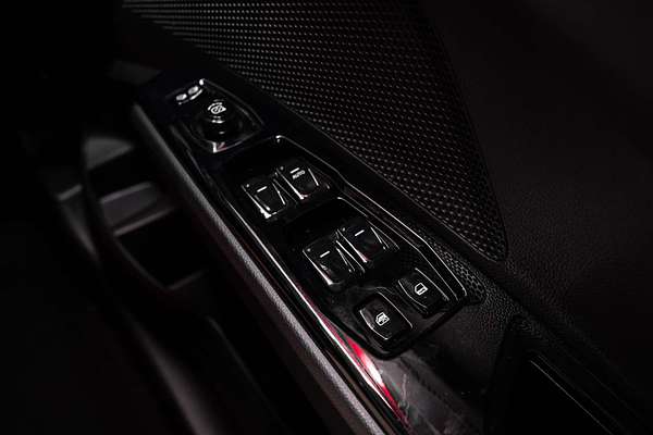 2025 Mahindra XUV3XO AX7L