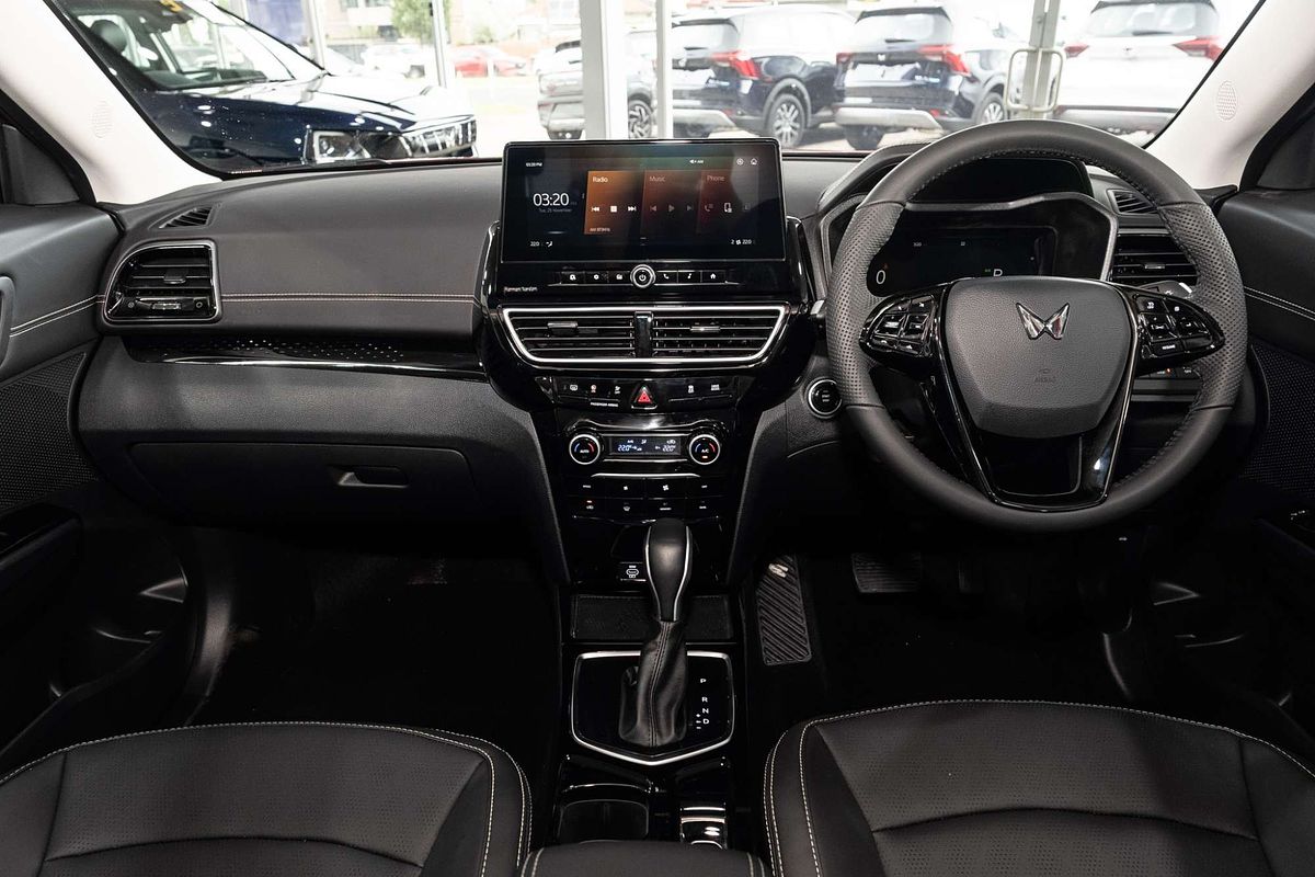 2025 Mahindra XUV3XO AX7L