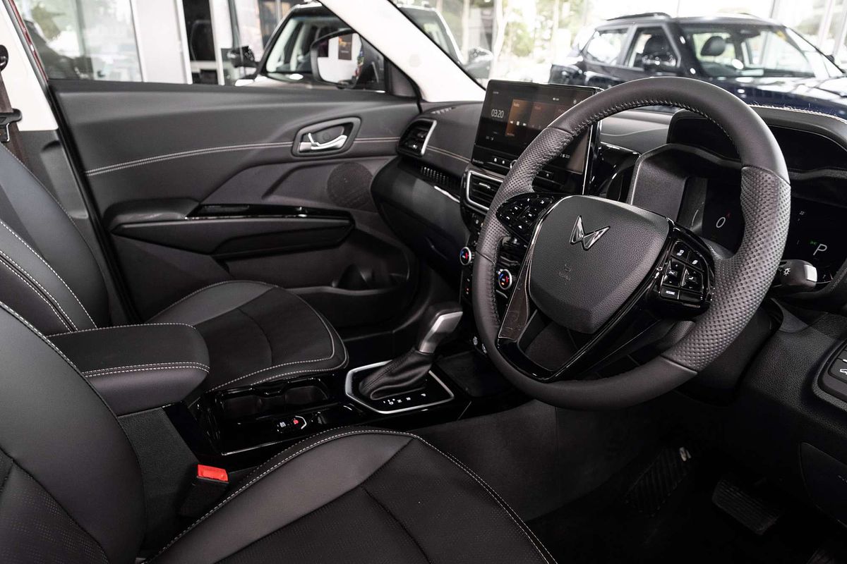 2025 Mahindra XUV3XO AX7L