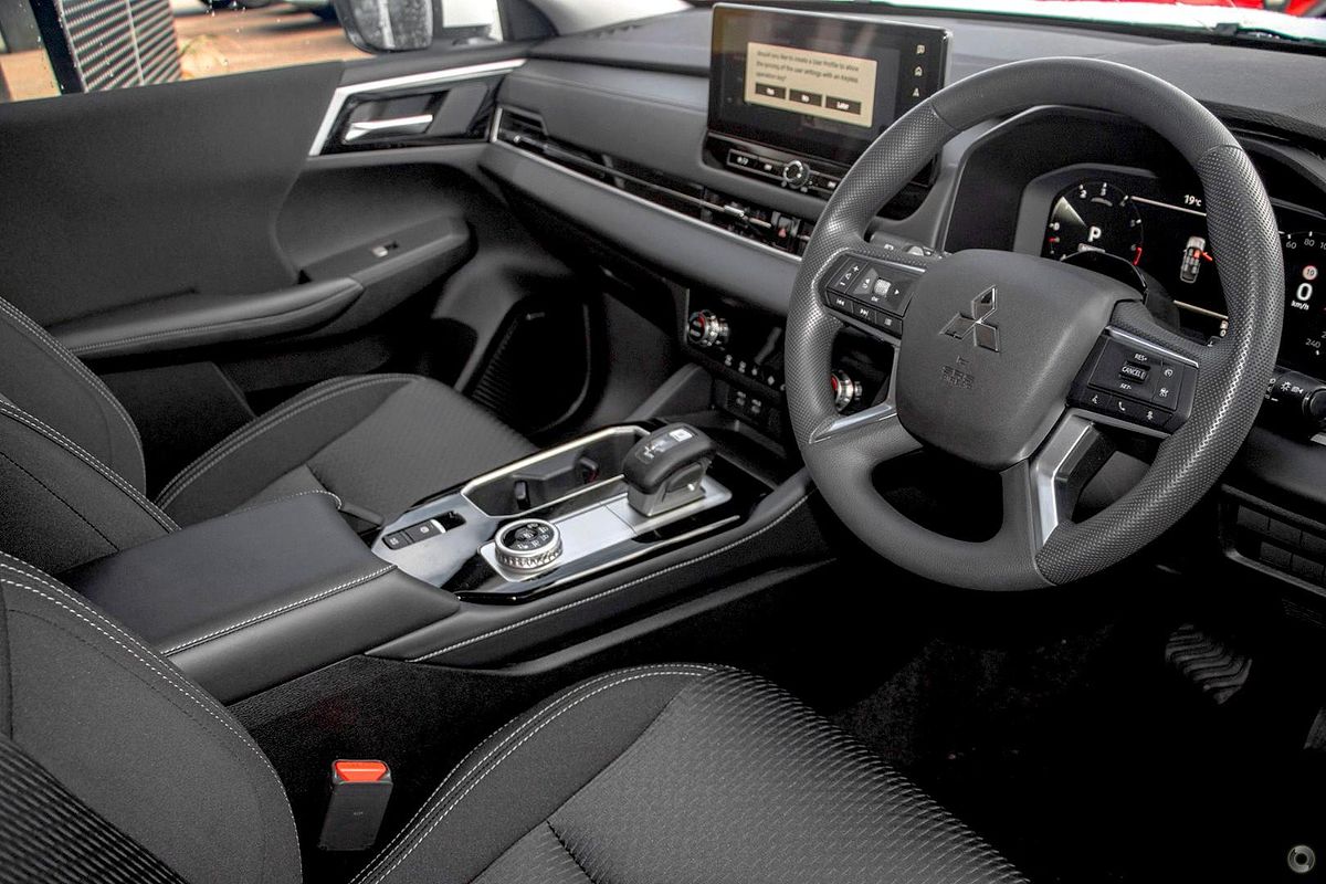 2025 Mitsubishi Outlander ES ZM