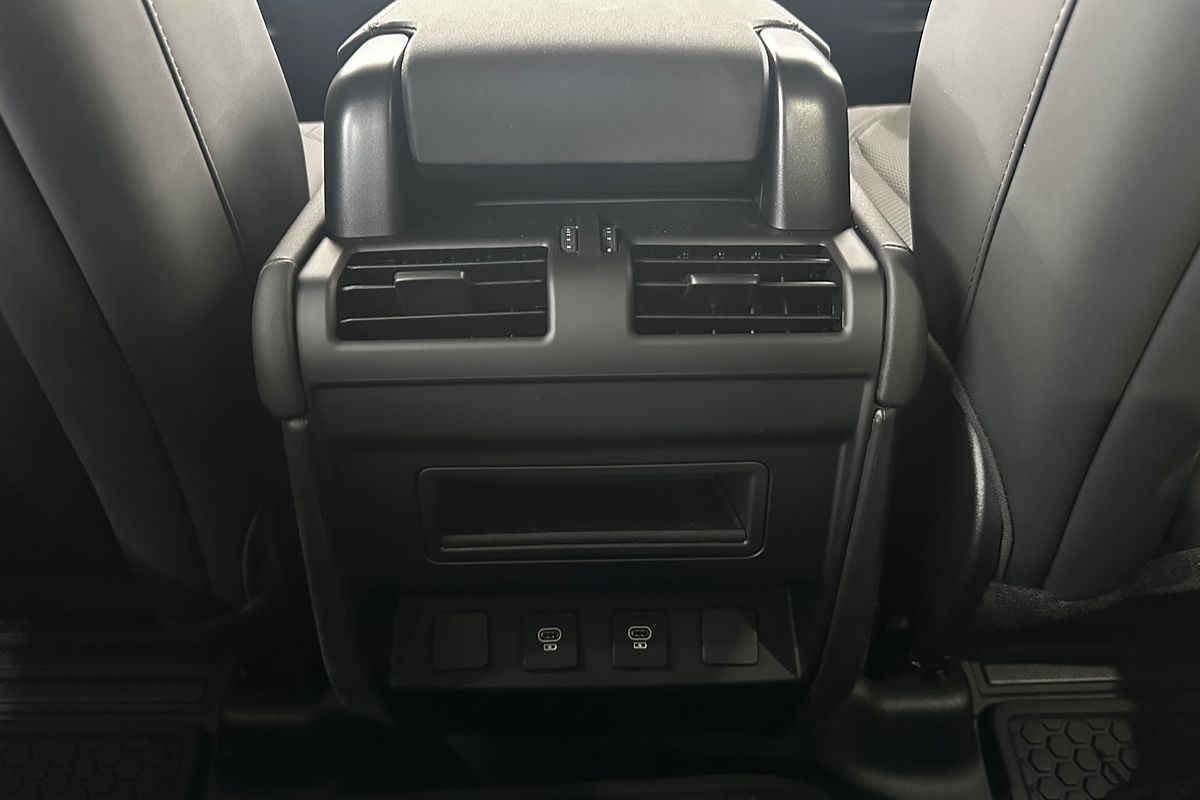 2025 Land Rover Defender 110 P400 X-Dynamic SE L663