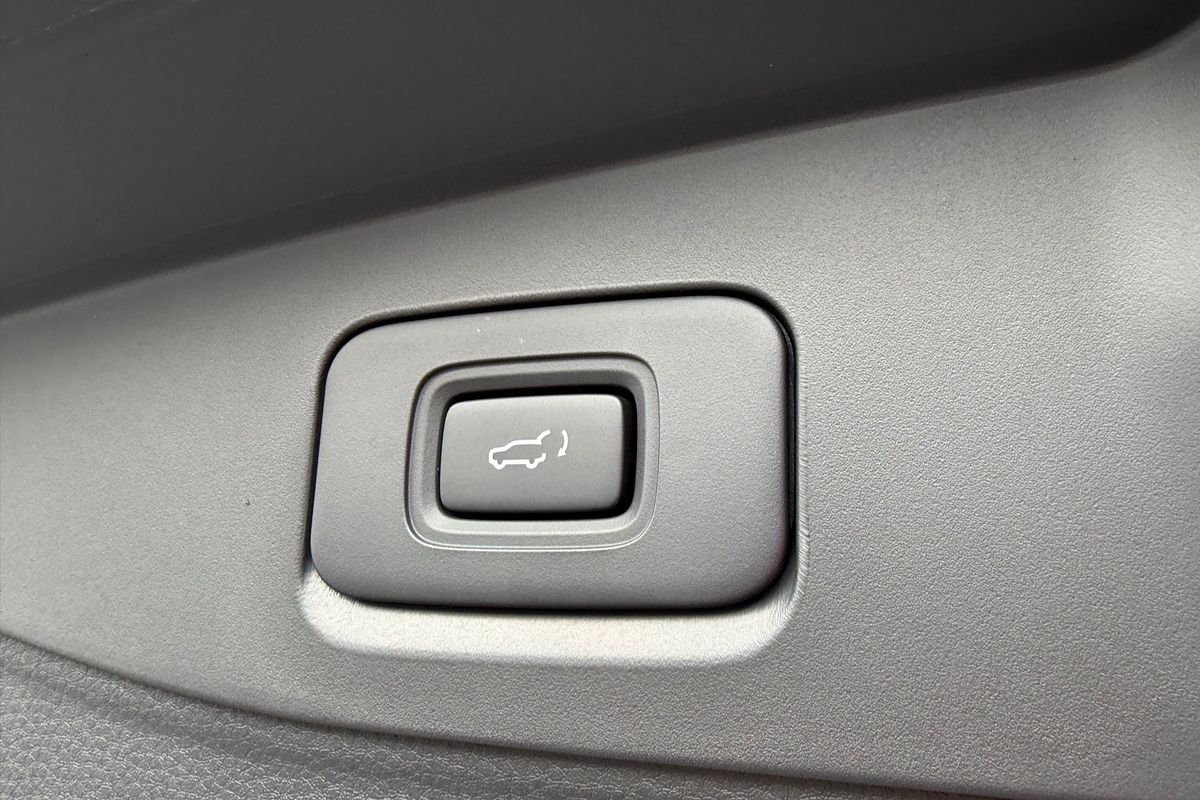 2025 Isuzu MU-X X-TERRAIN