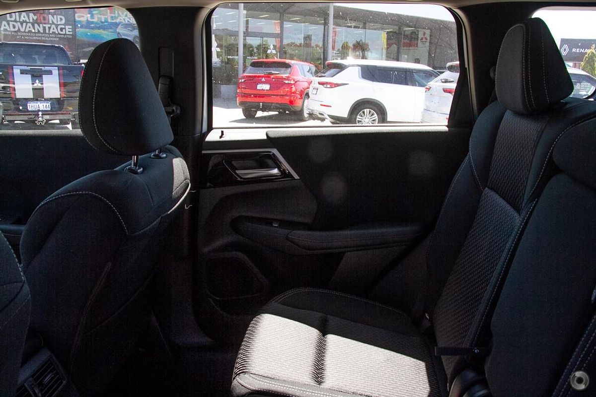 2025 Mitsubishi Outlander ES ZM