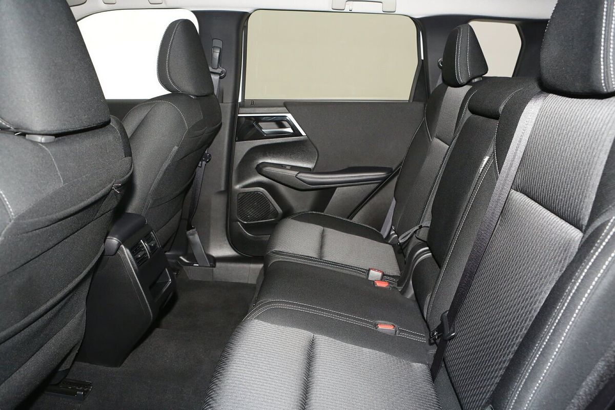 2024 Mitsubishi Outlander LS ZM