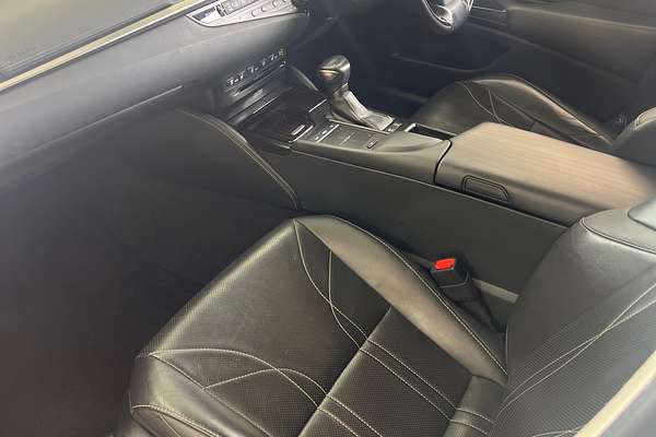 2019 Lexus ES ES300h Sports Luxury AXZH10R