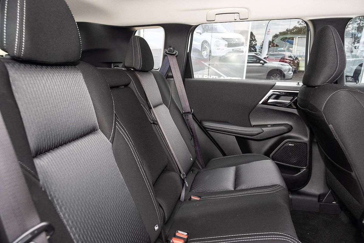 2025 Mitsubishi Outlander ES ZM