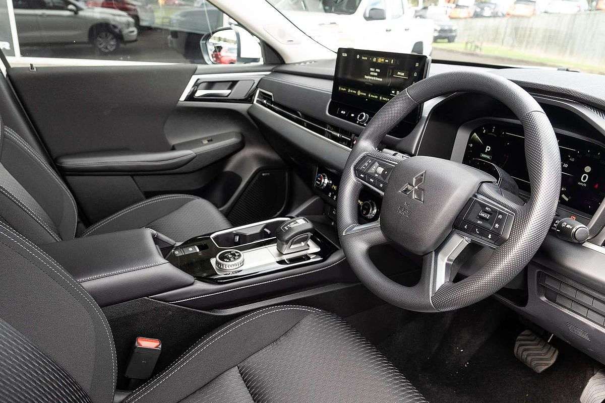 2025 Mitsubishi Outlander ES ZM