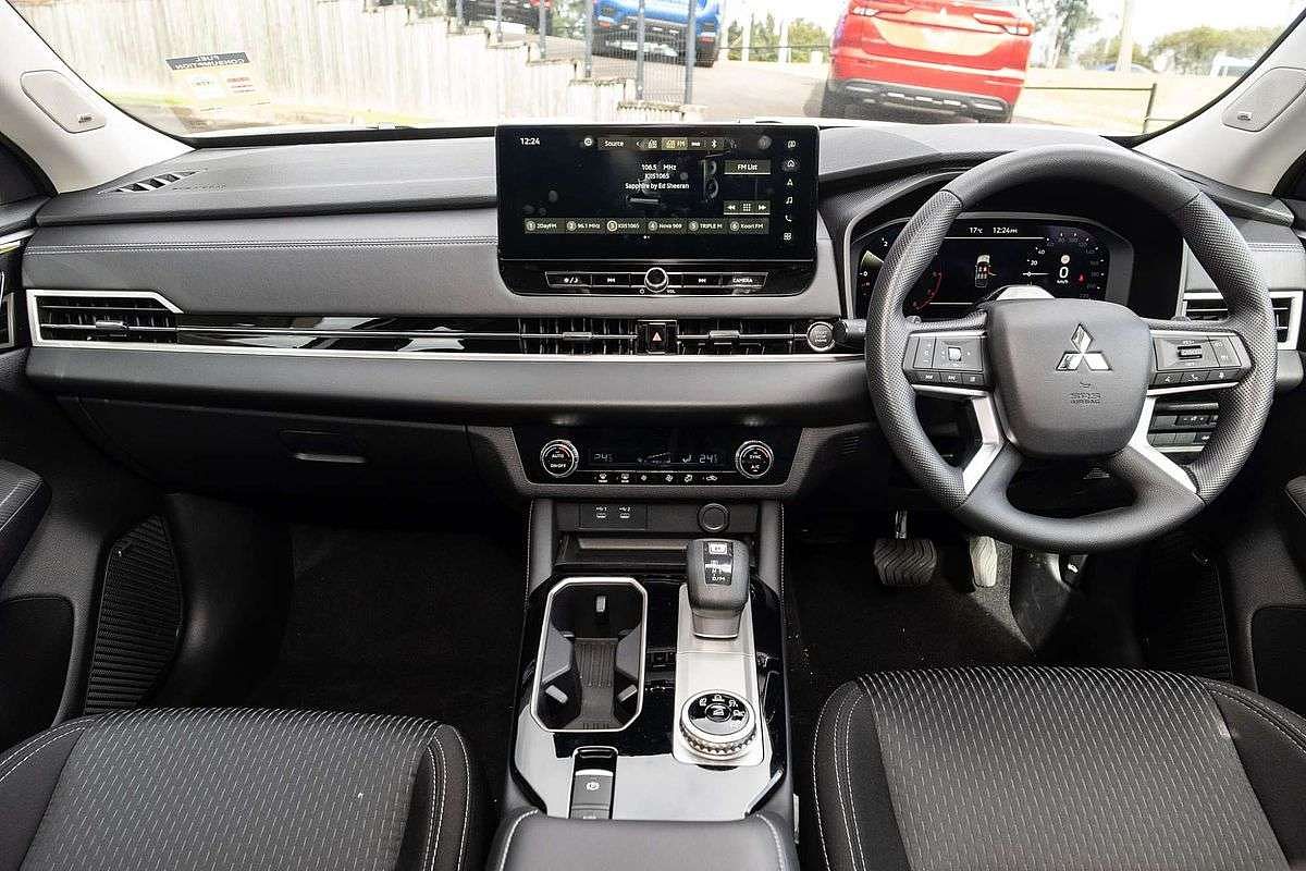 2025 Mitsubishi Outlander ES ZM