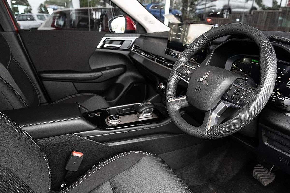 2025 Mitsubishi Outlander ES ZM