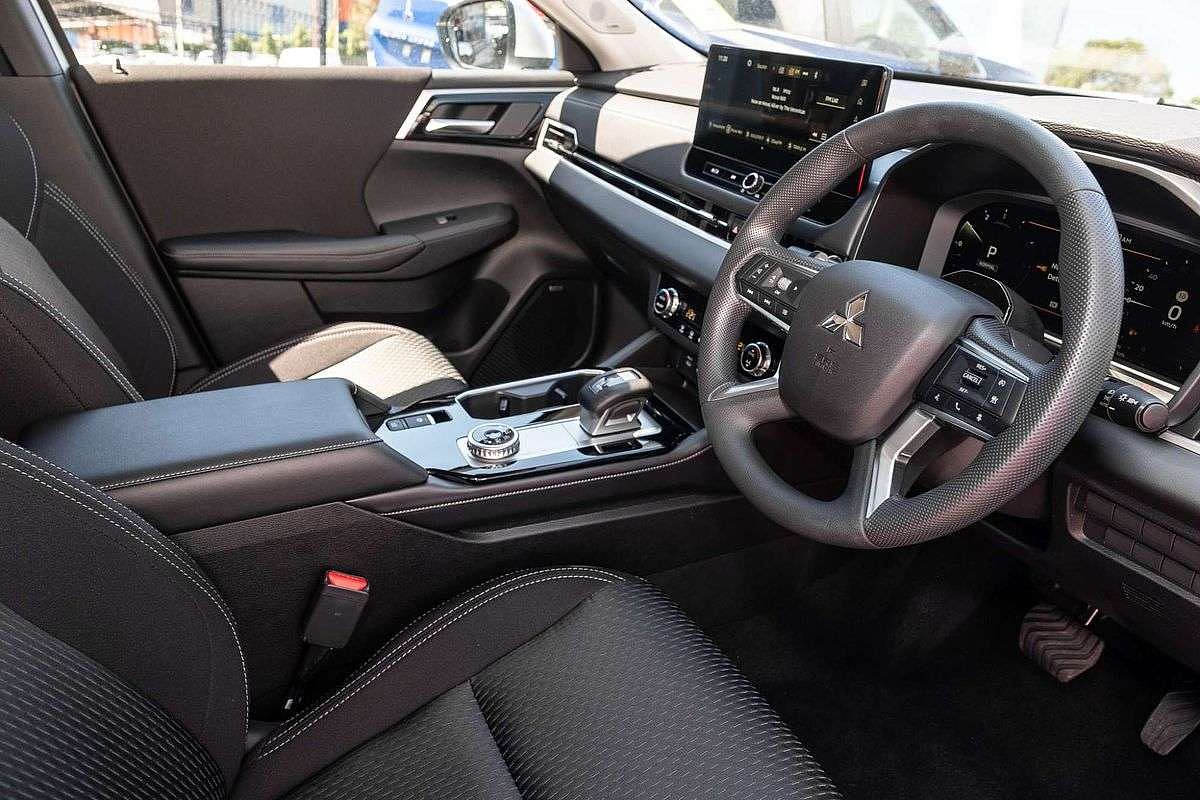 2025 Mitsubishi Outlander ES ZM