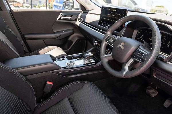 2025 Mitsubishi Outlander ES ZM