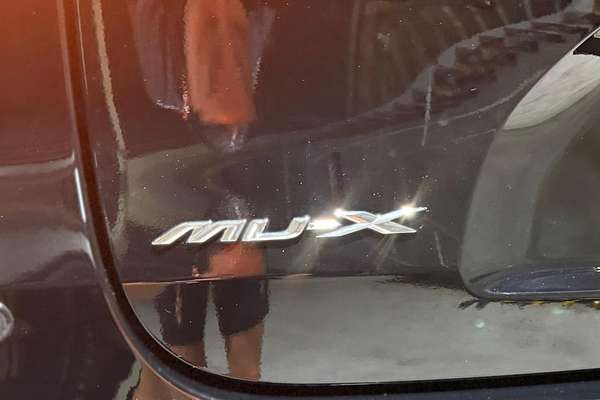 2025 Isuzu MU-X X-TERRAIN