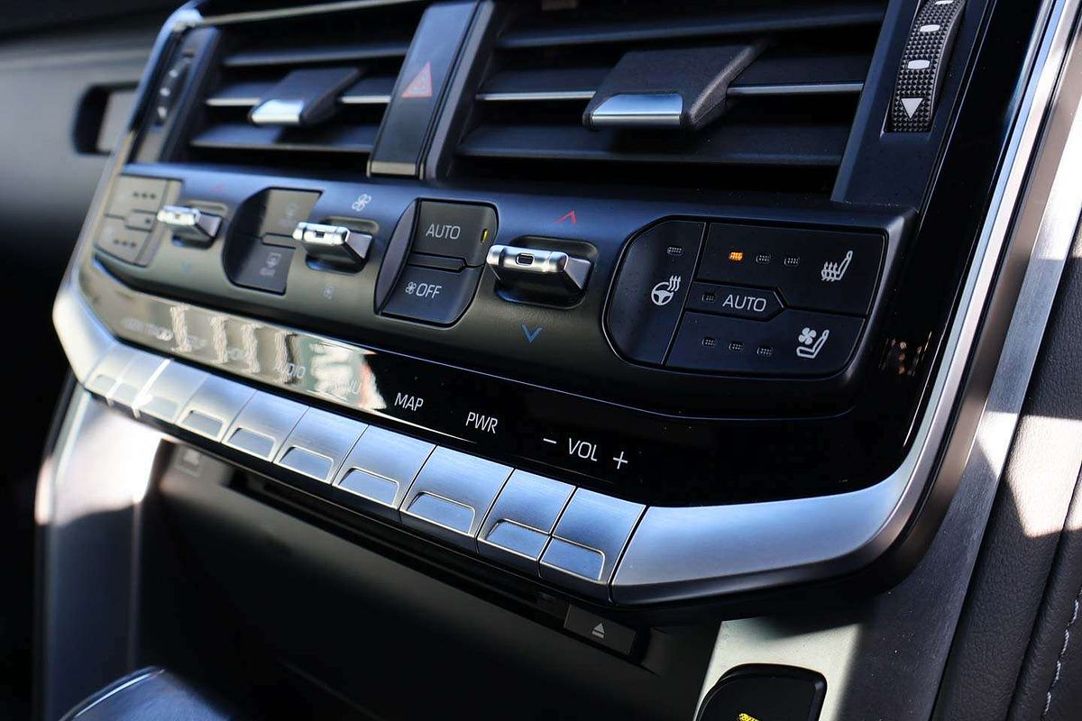 2023 Toyota Landcruiser Sahara FJA300R