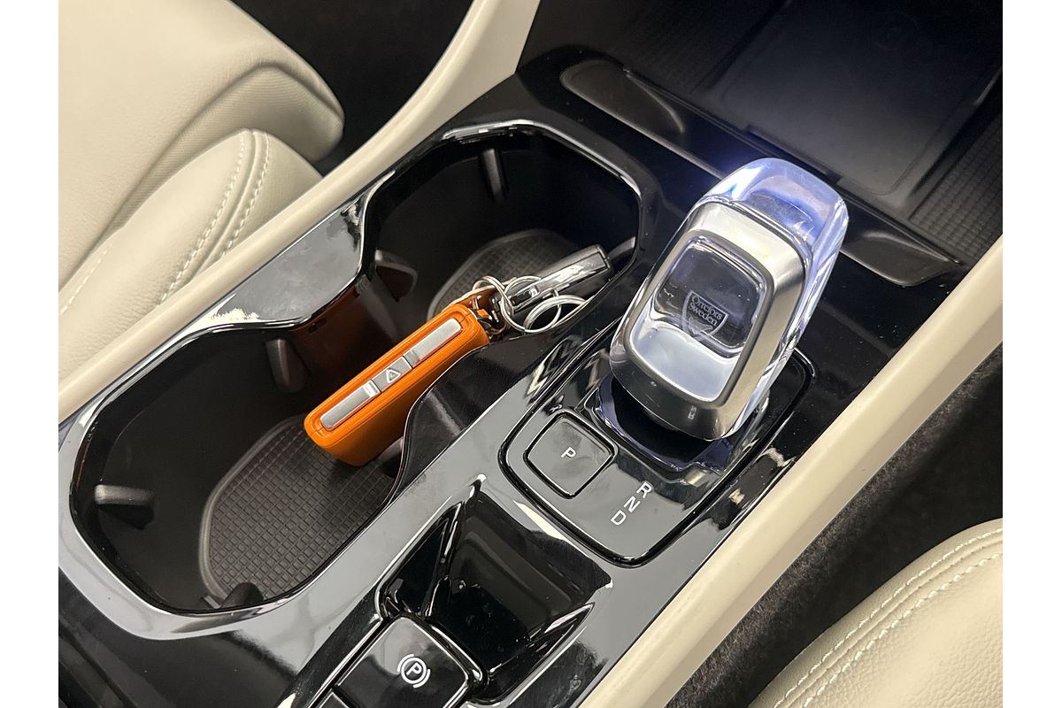 2025 Volvo XC40 Ultra B4 Bright