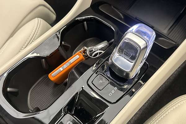 2025 Volvo XC40 Ultra B4 Bright