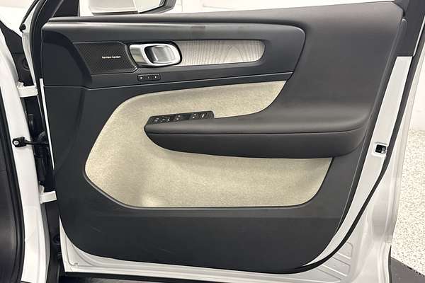 2025 Volvo XC40 Ultra B4 Bright