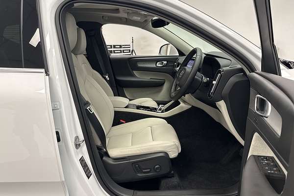 2025 Volvo XC40 Ultra B4 Bright