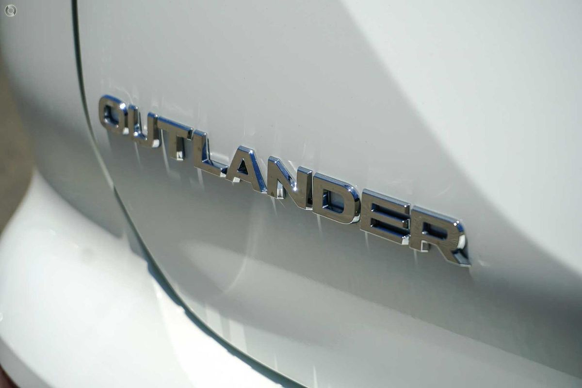 2025 Mitsubishi Outlander ES ZM