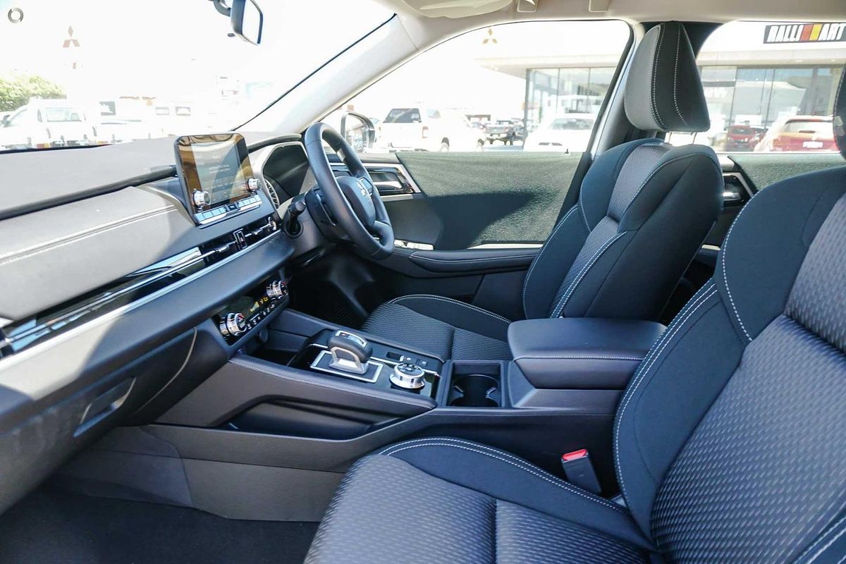 2025 Mitsubishi Outlander ES ZM