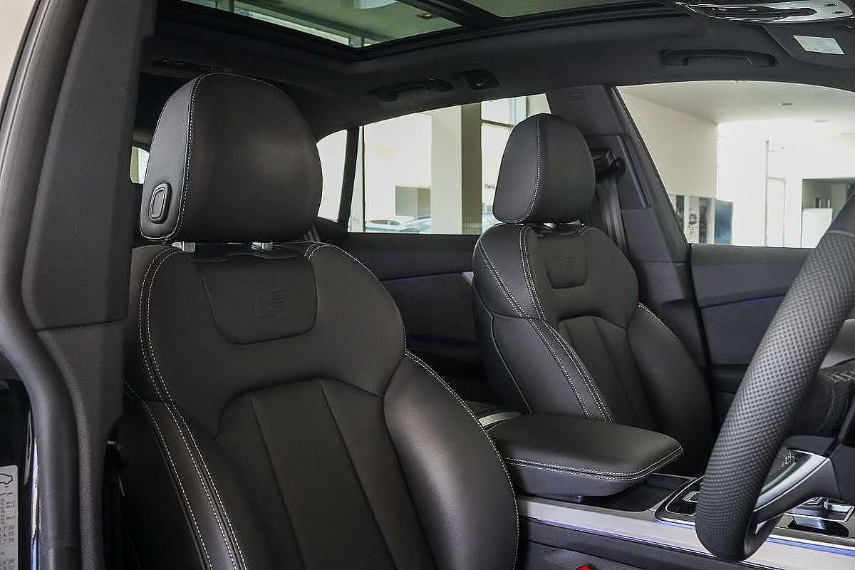 2024 Audi Q8 50 TDI S line F1