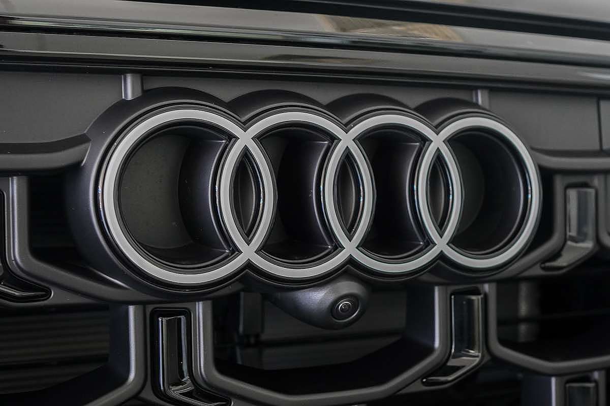 2024 Audi Q8 50 TDI S line F1