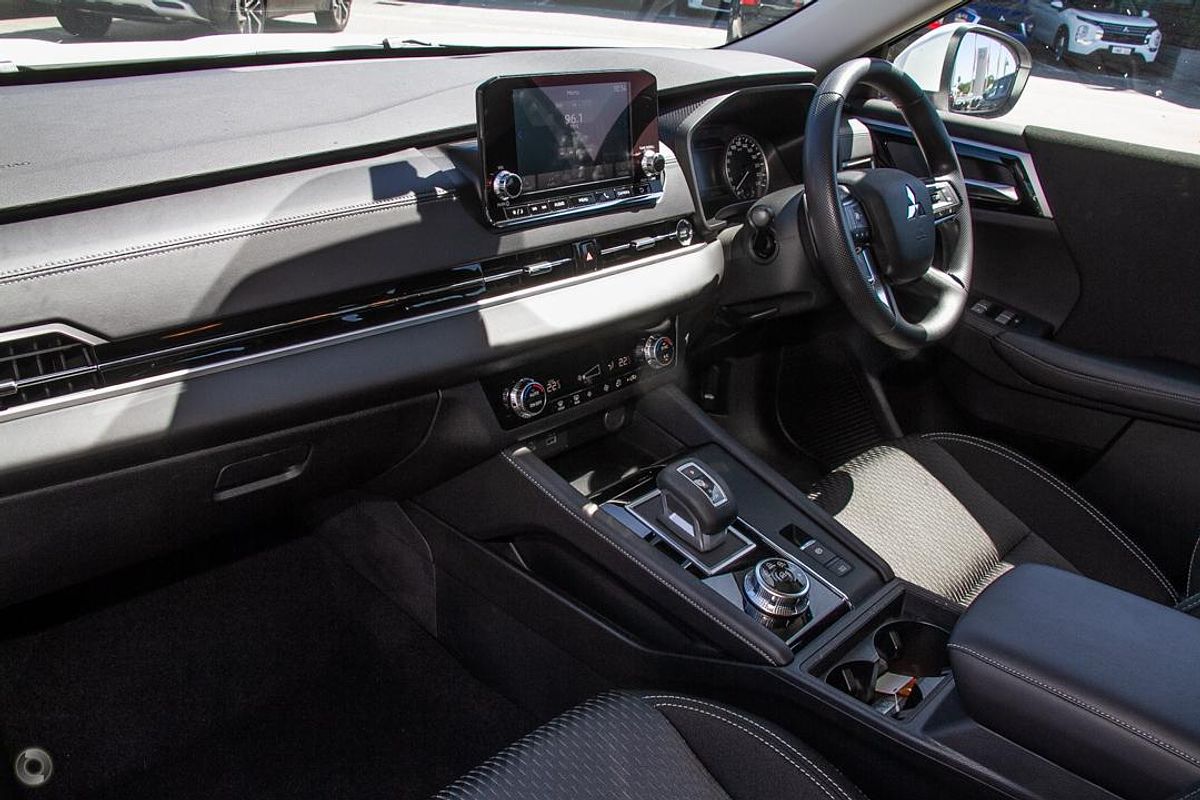 2025 Mitsubishi Outlander ES ZM