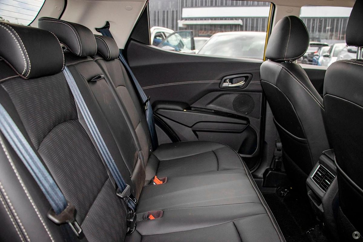 2025 Mahindra XUV3XO AX7L