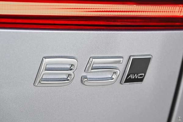 2025 Volvo XC60 Ultra B5 Dark