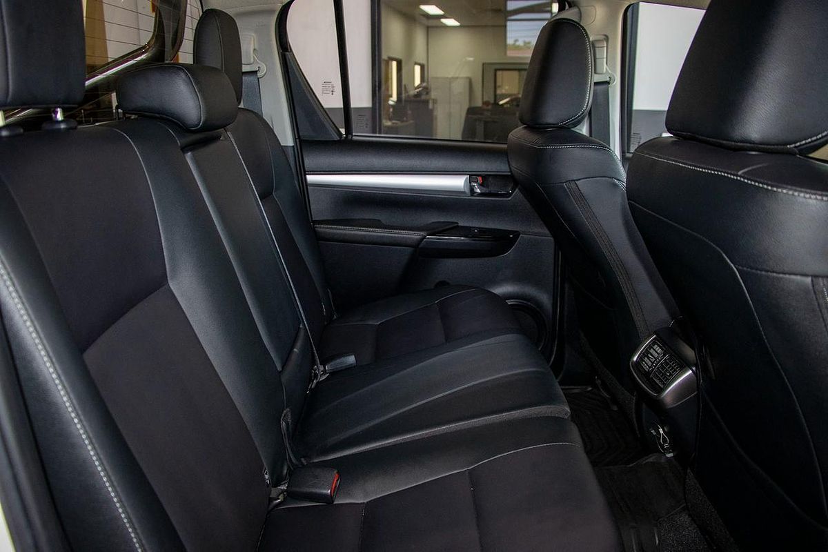 2020 Toyota Hilux SR5 (4x4) GUN126R FACELIFT 4X4