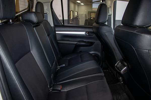 2020 Toyota Hilux SR5 (4x4) GUN126R FACELIFT 4X4