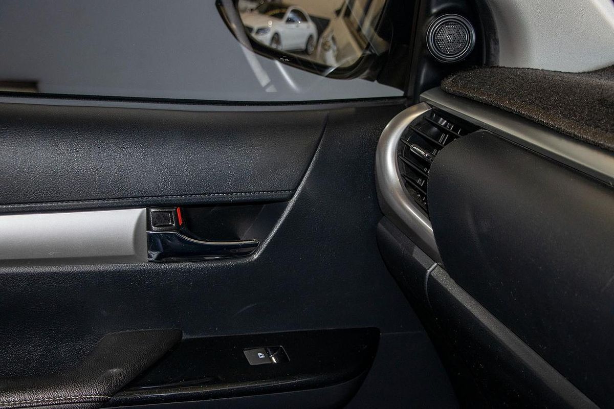 2020 Toyota Hilux SR5 (4x4) GUN126R FACELIFT 4X4