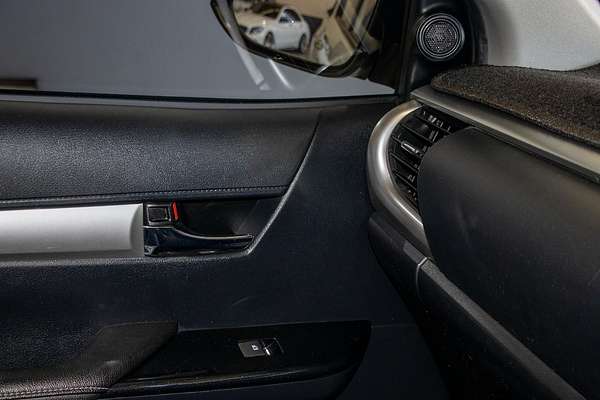 2020 Toyota Hilux SR5 (4x4) GUN126R FACELIFT 4X4