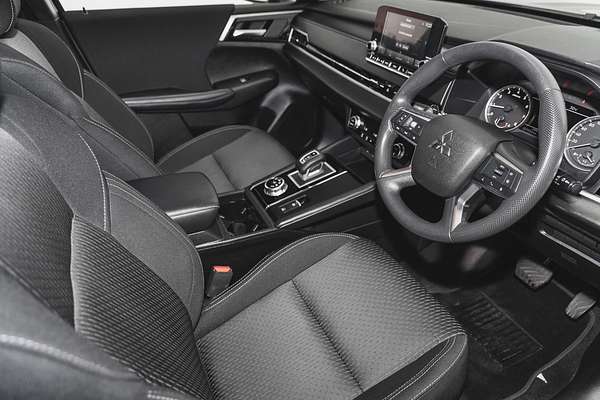 2023 Mitsubishi Outlander ES ZM