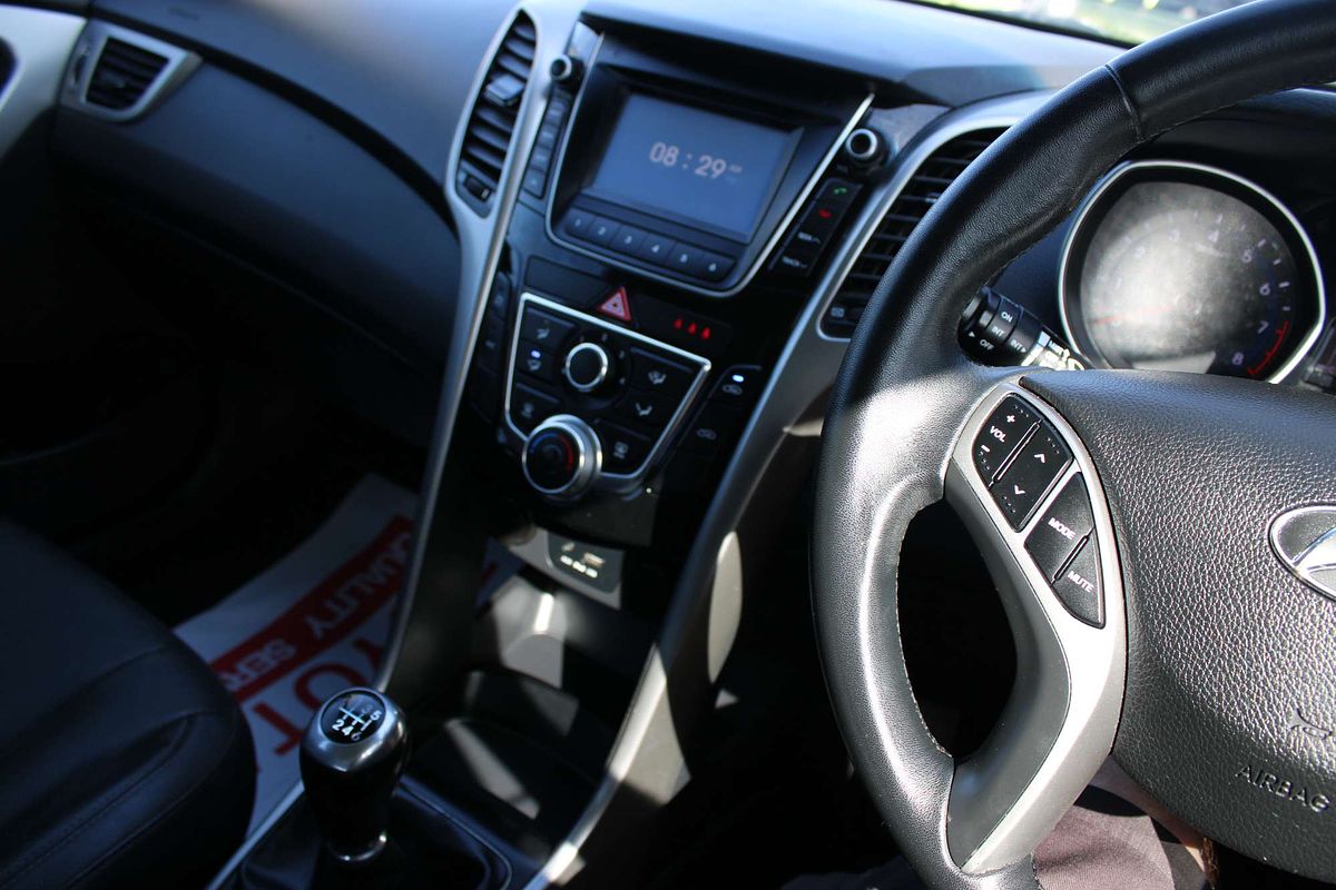 2015 HYUNDAI i30 ACTIVE X 6 SP MANUAL 5D HATCHBACK 4CYL