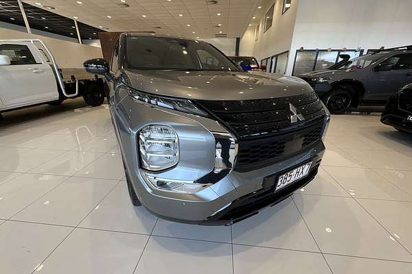 2023 Mitsubishi Outlander LS Black Edition AWD ZM