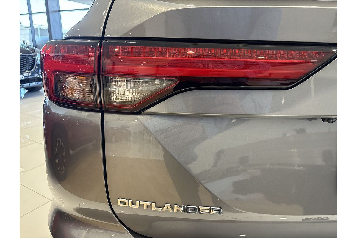 2023 Mitsubishi Outlander LS Black Edition AWD ZM