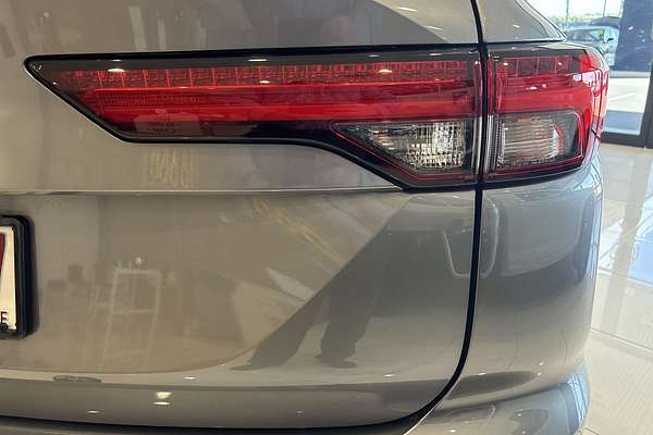 2023 Mitsubishi Outlander LS Black Edition AWD ZM