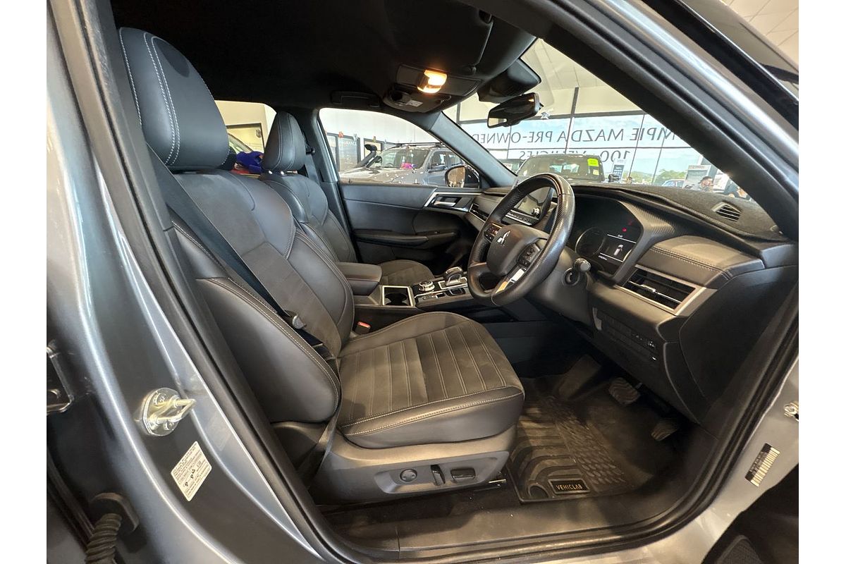 2023 Mitsubishi Outlander LS Black Edition AWD ZM