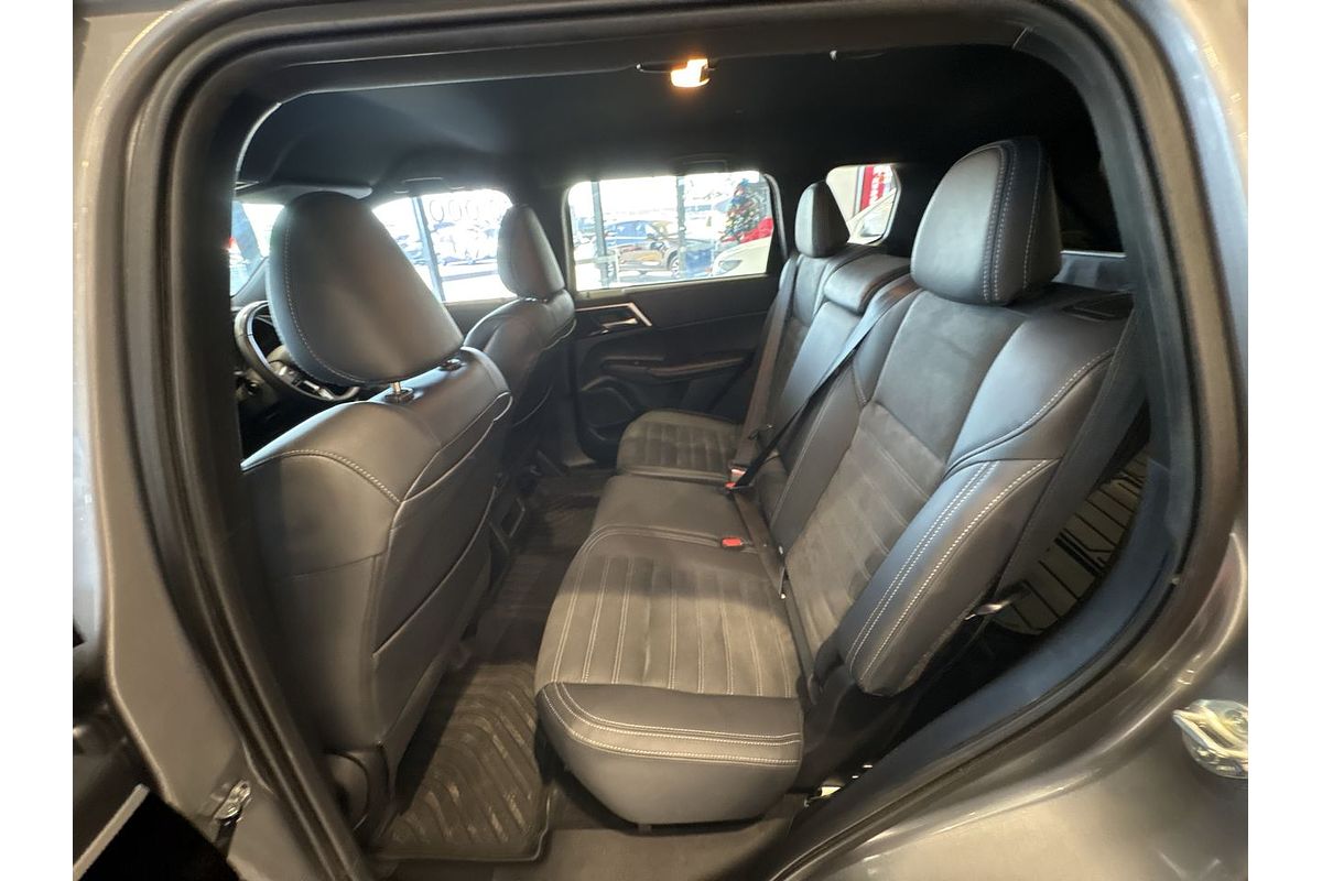 2023 Mitsubishi Outlander LS Black Edition AWD ZM