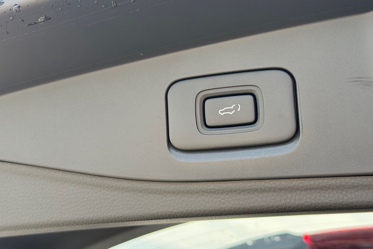 2025 Isuzu MU-X X-TERRAIN