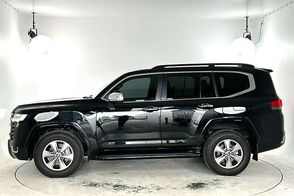 2022 Toyota Landcruiser Sahara FJA300R